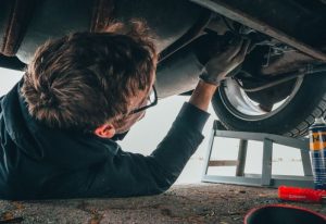 exemple de travaux sous une voiture