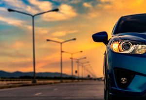 voiture qui roule sur une autoroute