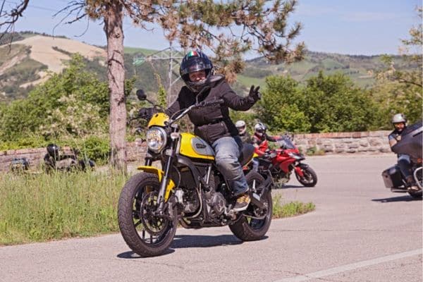 exemple de combi de moto pour femme