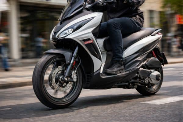 Scooter Aprilia SXR 50 en ville