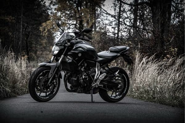 exemple de moto yamaha dans la forêt