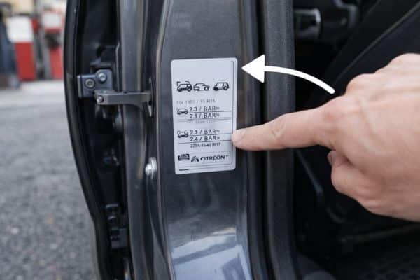 emplacement étiquette pression de pneu Citroën c4