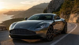 Voiture de luxe au coucher du soleil