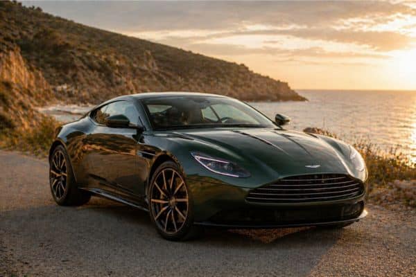 Voiture de sport sous le coucher du soleil