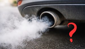 fumée blanche qui sort d'un pot d'échappement