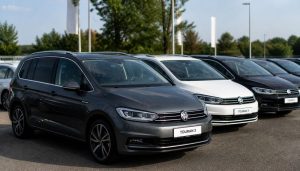 plusieurs touran sur un parking